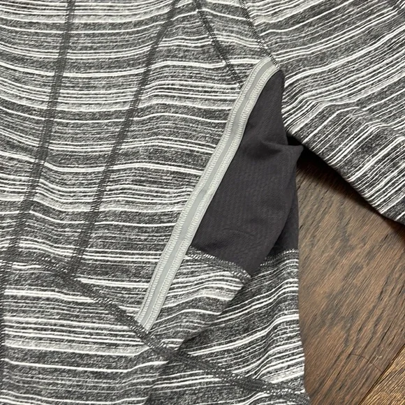 Lululemon 1/4 zip size 6 - Picture 9 of 11